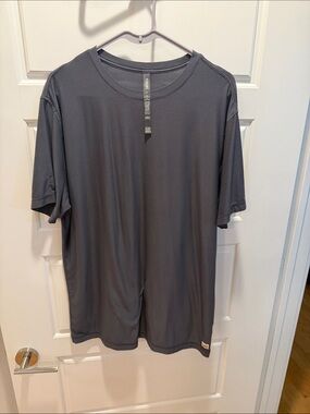 Vuori Charcoal Performance Tee XL